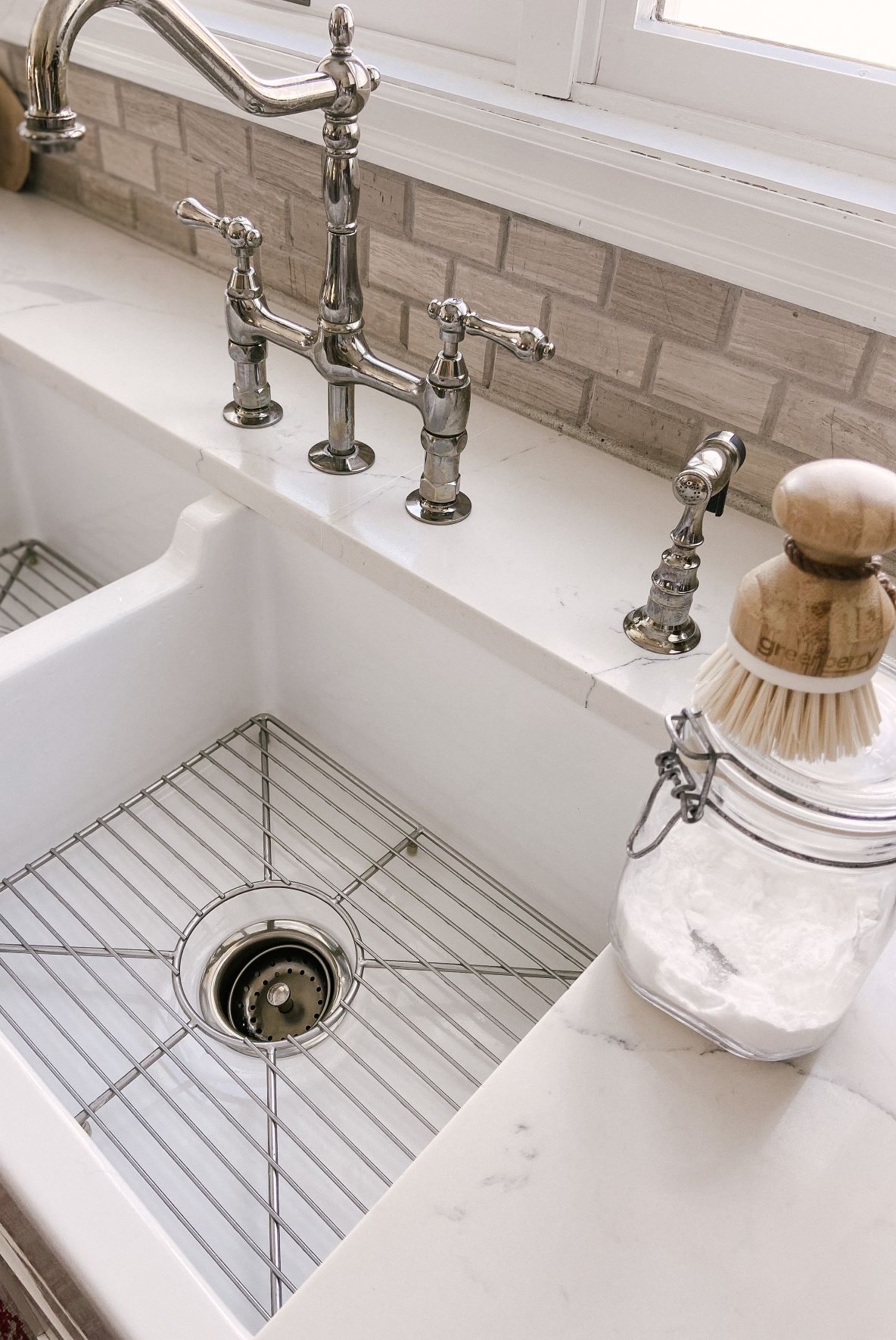 how to clean a farmhouse kitchen sink